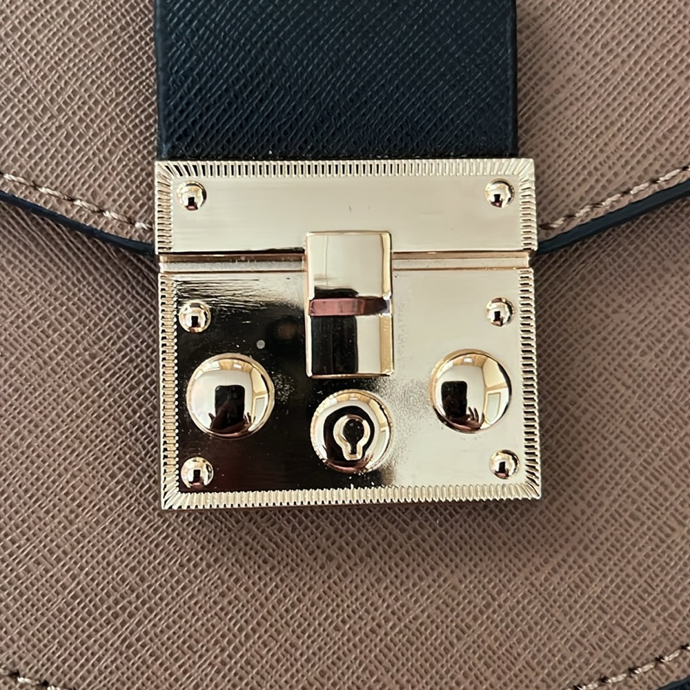 Chic Two-Tone Saddle Crossbody Bag in Brown and Black - Picture 2 of 4